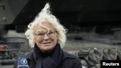 "Ovo su preteća i izazovna vremena", rekla je nemačka ministarka odbrane Kristin Lambreht na marginama NATO samita u Briselu, najavljujući plan o nabavci "Evropskog nebeskog štita". 