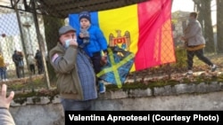 Alegător venit să voteze la turul doi a alegerilor prezidențiale la secția de votare din orașul Vicenza