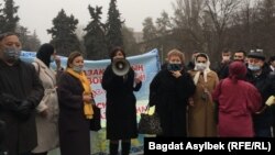 Адвокат қызметі туралы заңға наразылық білдіріп тұрған адвокаттар мен заңгерлер. Алматы, наурыз айы 2021 жыл.