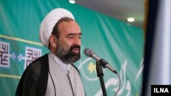 آقای دانشی که خود روحانی است نوشته که «دغدغه‌های مراجع عظام تقلید و اعضای محترم جامعه مدرسین حوزه علمیه قم را کاملا درک می‌کند».