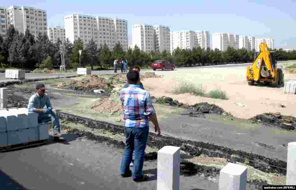 Aşgabatdaky Baba Annanow köçesi sökülip, täzeden abatlanýar