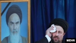 حسن خمینی در حالی که سخنرانی او به دلیل اخلال ناتمام ماند.