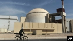 Një punëtor kalon pranë reaktorit të centralit bërthamor Bushehr të Iranit. Fotografi ilustruese nga arkivi. 