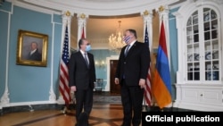 Госсекретарь США Майк Помпео (справа) и министр иностранных дел Армении Зограб Мнацаканян, Вашингтон, 23 октября 2020 г. 