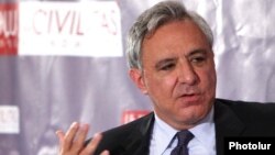 Armenia -- Former Foreign Minister Vartan Oskanian speaks at the Civilitas Foundation in Yerevan.
