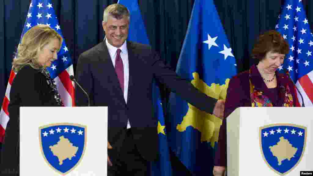 Hillary Clinton i Catherine Ashton sa premijerom Kosova Hashimom Thacijem, Priština, 31. oktobar 2012. Foto: AFP / Saul Loeb