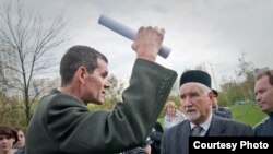 Татар мохтарияте рәисе Гаяз Ямбаев мәчет төзүгә каршы чыгучылар белән сөйләшә