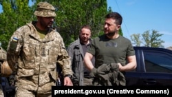 Volodimir Zelenski (dreapta) pe pozițiile armatei ucrainene în regiunea Zaporojie, controlată aproape 60% de trupele rusești, 5 iunie 2022