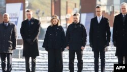 (Çepden saga) Ýewropa Geňeşiniň prezidenti Antonio Kosta, Latwiýanyň prezidenti Edgars Rinkewiks, Ukrainanyň prezidenti Wolodymyr Zelenski we onuň aýaly Olena Zelenska, Finlýandiýanyň prezidenti Aleksandr Stubb, Litwanyň prezidenti Gitanas Nauseda. Kiýew, 24-nji fewral, 2025.