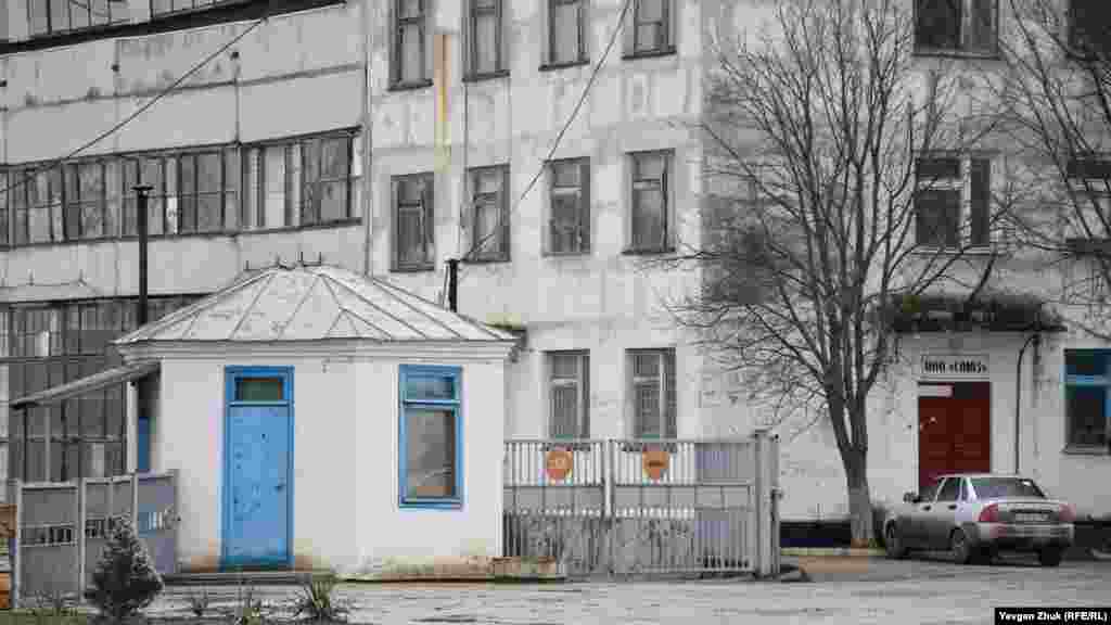 Розташований на вулиці Промисловій завод «Водоприлад» був заснований у 1964 році як ремонтно-механічний завод для ремонту землерийної техніки, що працює на будівництві Північно-Кримського каналу. У 1994-му у зв'язку зі зміною номенклатури продукції, що випускається, був перейменований у Джанкойський завод «Водоприлад» і став виробляти обладнання для систем водопостачання