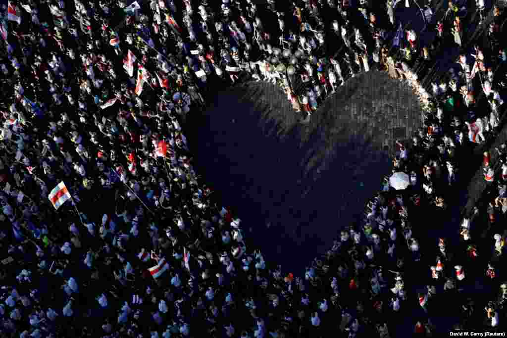 Pe 16 august, belarușii care trăiesc în Republica Cehă împreună cu susținătorii lor s-au adunat la Praga și au format o „inimă” umană în timpul unui miting de solidaritate cu protestatarii antiguvernamentali din Belarus.