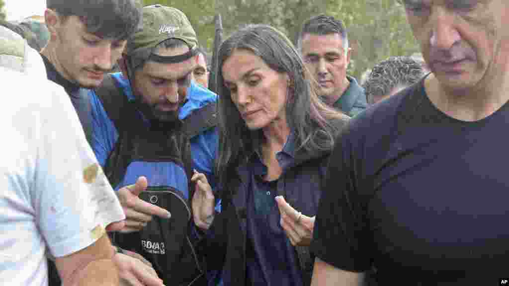 Letícia királyné a november 3-i látogatáskor. A helyiek szerint a hatóságok későn figyelmeztettek a keddi vihar és a Valencia régiót sújtó árvíz veszélyeire, majd a katasztrófavédelem is későn reagált