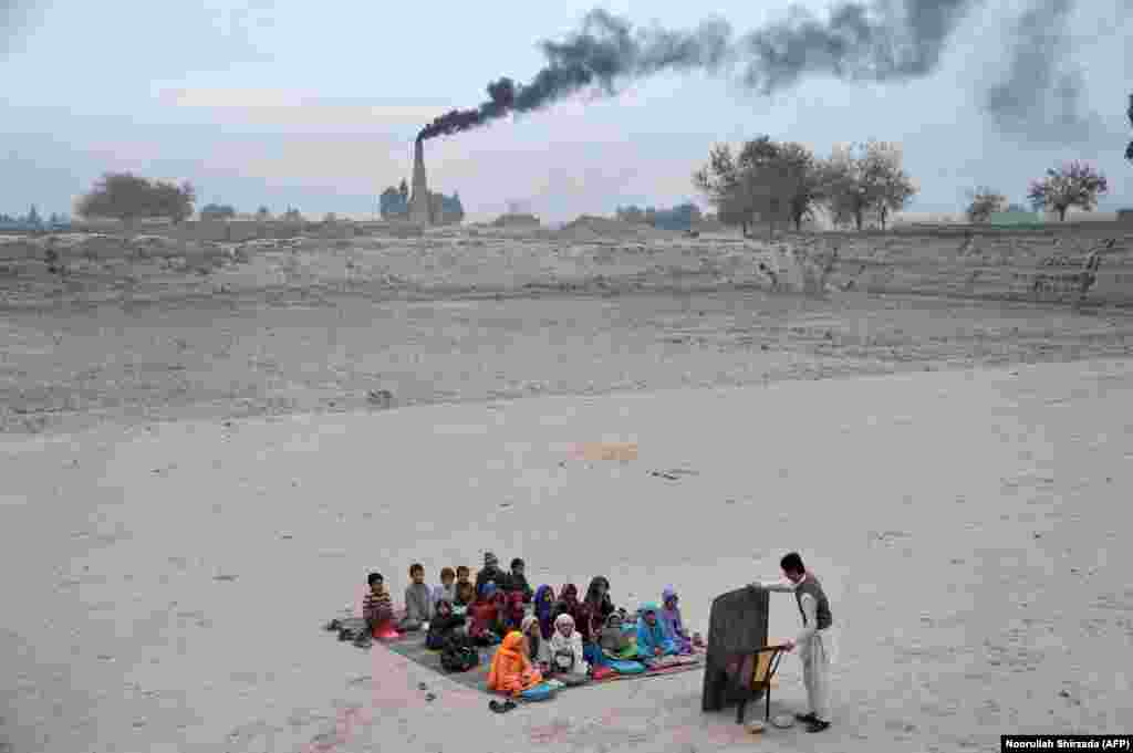 Afganistan - Učenje na otvorenom u izbjegličkom kampu u predgrađu Jalalabada, 1. decembar 2013. Foto: AFP / Noorullah Shirzada