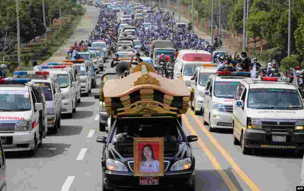 În timpul slujbei funerare, în fruntea convoiului este mașina care transportă sicriul cu corpul protestatarei Mya Thwate Thwate Khaing, care a murit după ce a fost împușcată în timpul unui miting împotriva loviturii de stat militare. Naypyidaw, 21 februarie 2021.(Foto: AFP)