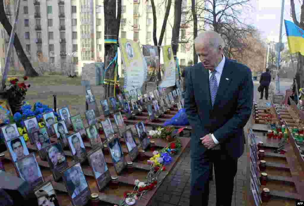 Віце-президент США Джон Байден під час візиту вшанував пам’ять Небесної сотні і поклав іменний медальйон біля меморіалу загиблим, Київ, 7 грудня 2015 року