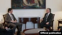 Ministerul de externe al Armeniei, Edward Nalbandian, la o întîlnire la 1 iunie cu Jean-Claude Mignon, președintele APCE.