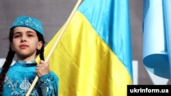 Дівчинка в національному кримськотатарському костюмі під час відзначення Дня пам'яті жертв геноциду кримськотатарського народу