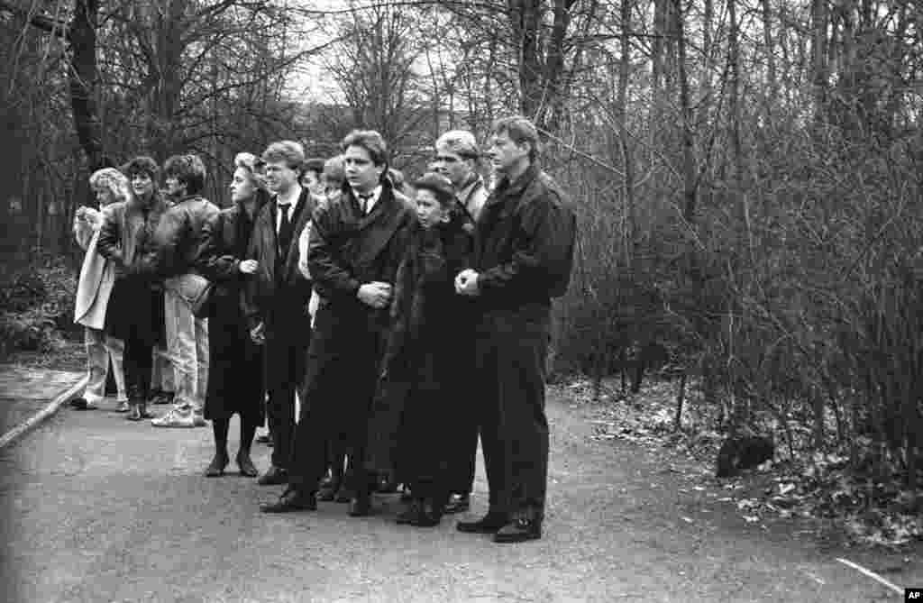 Familia lui Chris Geoffroy participă la înmormântarea acestuia, în Berlinul de Est. Geoffrey a fost ultima persoană împușcată mortal în timp ce încerca să treacă Zidul, în februarie 1989. Zidul Berlinului a căzut pe 9 noiembrie 1989. 
