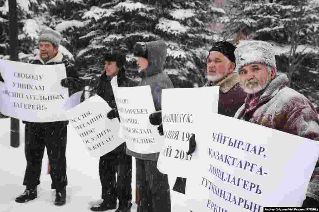 Шараға қатысушылар "ҚХР төрағасы Си Цзиньпин! Шыңжаңға БҰҰ өкілдері мен құқыққорғаушыларды кіргізуіңіздіталап етеміз!", "Қытайдағы түркі мұсылмандарға геноцидті доғаруды талап етеміз!", "Тәрбиелеу лагерьлері" тұтқындарына бостандық берілсін!", "АҚШ, Ресей, Ұлыбритания, Франция! Қытайдағы геноцидті айыптауды талап етеміз!", "Фашистік Германия 1938 = Қытай 2018", "Татарлар! қандас бауырларымыз ұйғырларды бірге қорғауға жұмылайық!", "Концлагерь тұтқындары - ұйғырлар мен қазақтарға бостандық берілсін!" деген жазулар ұстап шықты.