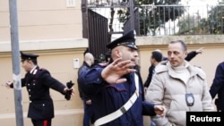 Karabinierët italianë gjatë një operacioni të zhvilluar në Romë. Fotografi ilustruese.