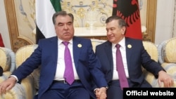 Özbegistanyň prezidenti Şawkat Mirziýoýew (s) we Täjigistanyň prezidenti Emomali Rahmon (ç) (arhiw suraty) 