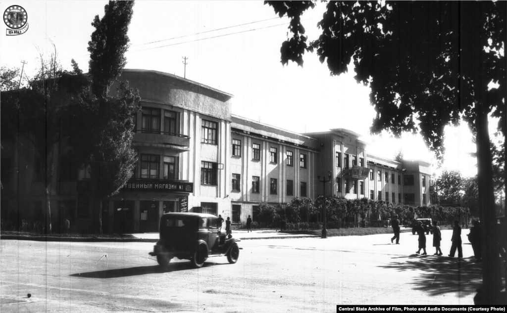 Үкімет ғимараты. 1947 жыл (сол жақта). Қазақ ССР халық комиссариатының алғашқы ғимараты 1934 жылы салынды. Архитекторлары – Коростин және Шевырев. Ғимаратта бірнеше ведомство отырды. Қазір бұл ғимаратта "Ocean Basket" желісінің рестораны орналасқан. 1980 жылдары ғимараттың Фурманов көшесі (қазір бұл көше елдің экс-президенті Назарбаевтың атымен аталады) жағындағы бөлігі өртеніп, тек Панфилов көшесі жағындағы бөлігі аман қалды.