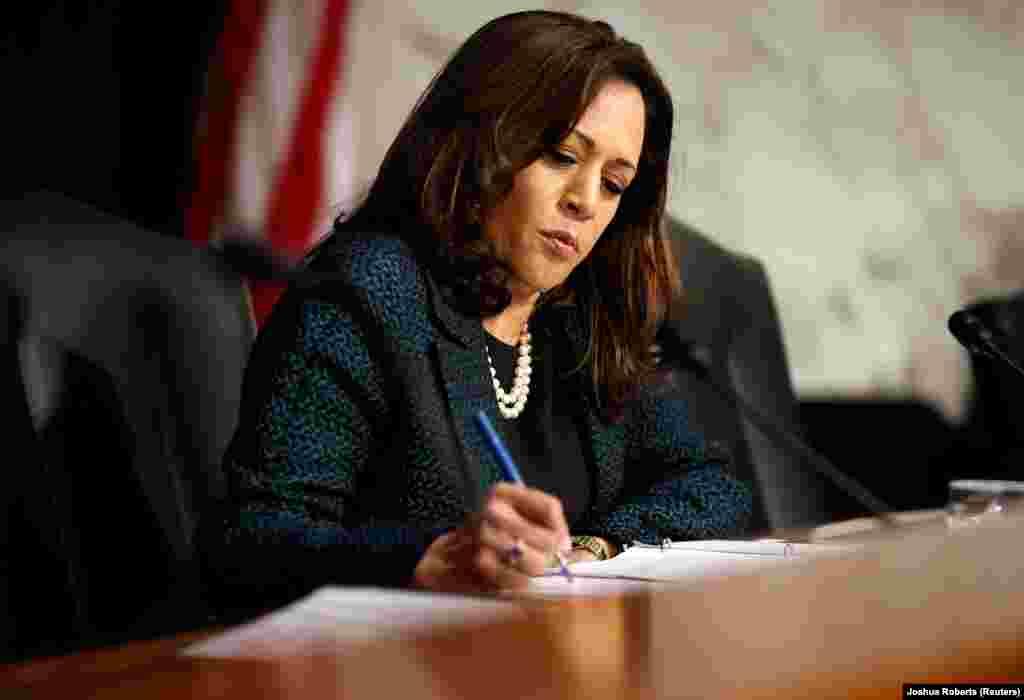 A kaliforniai szenátor Kamala Harris egy meghallgatáson vesz részt az oroszok 2016-os amerikai választásokba történt állítólagos beavatkozása kapcsán 2017-ben.