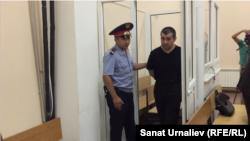 "Діни алауыздықты қоздырды" деген айыппен сегіз жылға сотталған Абдухалил Абдужаббаровты үкімнен соң сот айдауылы залдан әкетіп барады. Орал, 16 тамыз 2017 жыл.
