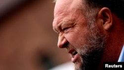Conspiraționistul pro-Trump Alex Jones a decis acum 10 ani că atacul armat de la școala Sandy Hook în care au fost uciși 20 de copii și 6 profesori nu era real. Părinții îndurerați ar fi fost actori. Acum trebuie să plătească familiilor daune de aproape un miliard de dolari. 