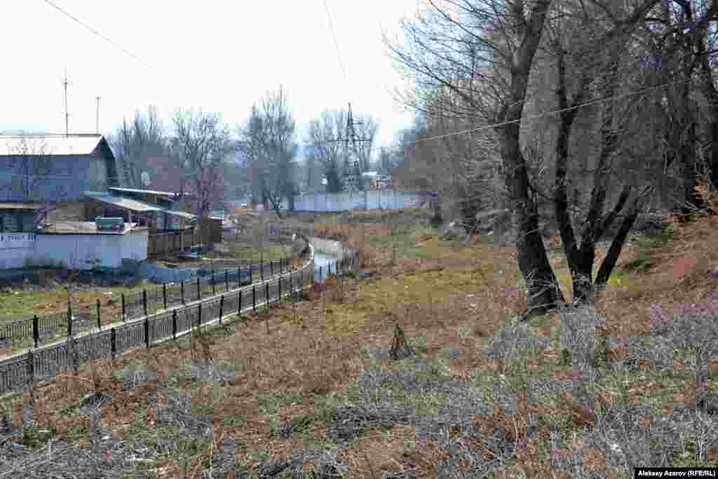 1853 жылғы шілденің 12-і күні патша үкіметі Ұлы жүз қазақтарына пристав етіп жіберген майор М.Д.Перемышльский қарамағындағы бірнеше жүз сарбаздан тұратын топпен Іле өзенінің арғы бетінен бекініс салатын қоныс іздеу туралы Батыс Сібір генерал-губернаторының бұйрығын алады. Шілде-тамыз айларында Іле Алатауының теріскей беткейін зерттеген Перемышльский тобы Кіші Алматы өзенінің сол жағалауында орналасқан Алматы шатқалы бекініс салуға лайық деген ұйғарым жасайды. Әскери бекініс құрылысы 1854 жылы көктемде басталған. Ресей патшасы бірінші Николай жаңа бекіністің Верное деген атауын бекітеді. Суретте: бұрынғы бекініс орны тұсынан ағып жатқан Кіші Алматы өзені.