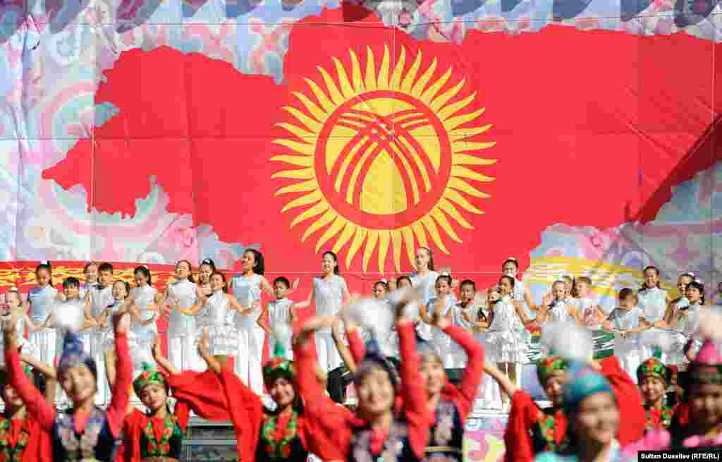 Ала-Тоо аянтындагы майрамдык салтанат. 
