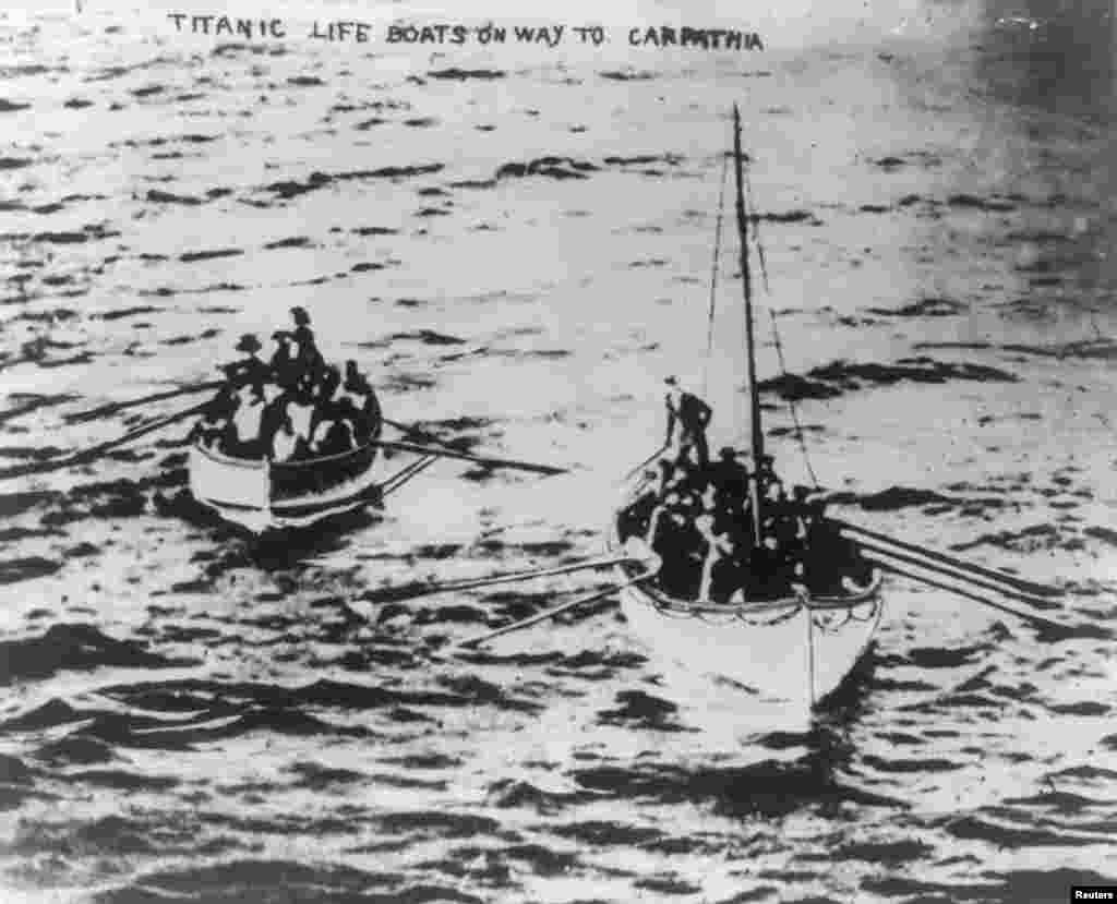 Čamci za spašavanje sa preživjelima na putu ka brodu ""Carpathia" 15. aprila 1912.