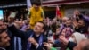 Архивска фотографија од локалните избори во Турција: Имамоглу со поддржувачи во Истанбул