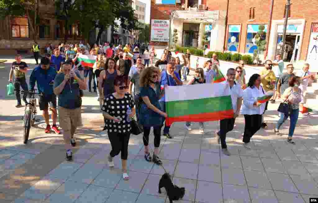 Антивладин протест се одржа и во Враца.