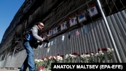 Ռուսաստանցիները հարգանքի տուրք են մատուցում համավարակի ընթացքում մահացած բուժաշխատողների հիշատակին, Սանկտ Պետերբուրգի հիվանդանոց, 1 մայիսի, 2020թ. 