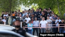 Emberek várakoznak a kazanyi 175-ös számú iskola közelében, ahol legalább egy tanár és hét diák vesztette életét, többen pedig megsérültek egy lövöldözés során, 2021. május 11-én.