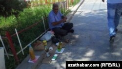 Köçäniň gyrasynda ýag önümlerini satyp oturan bir adam (illýustrasiýa suraty)