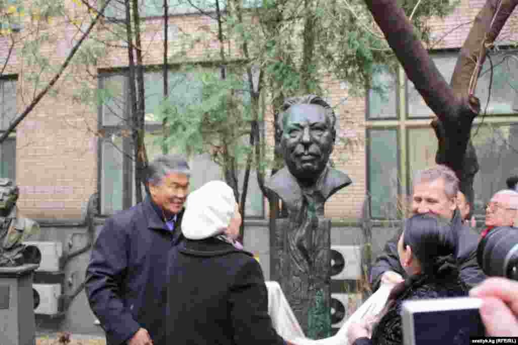 Памятник построен на средства, выделенные правительством КР, почитателями таланта писателя, а также представителями кыргызских диаспор за границей
