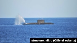 Підводний човен бере участь у навчаннях з кораблями та морською авіацією