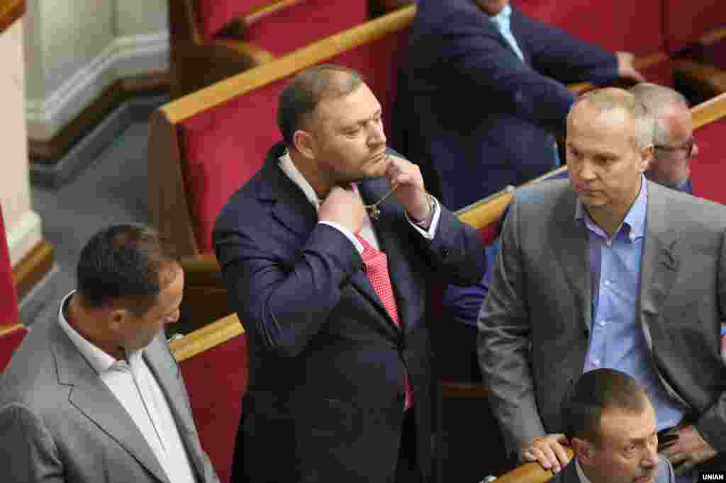 Народний депутат Михайло Добкін (фракція «Опозиційний блок») поправляє хрестик на шиї під час засідання Верховної Ради, на якому депутати проголосували за зняття з нього недоторканності (притягнення до відповідальності, затримання і арешт). Київ, 13 липня 2017 року БІЛЬШЕ ПРО ЦЕ 
