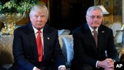 Predsednik SAD Donald Tramp i njegov specijalni predstavnik za Ukrajinu Kit Kelog, 20. februar 2017.