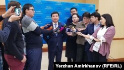 Журналистер әділет министрі Марат Бекетаевтан сұхбат алып тұр. Астана, 28 наурыз 2018 жыл.