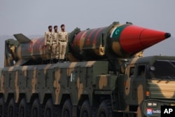 Пакистандык өндүрүштөн чыккан Shaheen-III балистикаык ракетасы аскердик парадда көрсөтүлгөн учур. Исламабад. Март 2022-жыл.