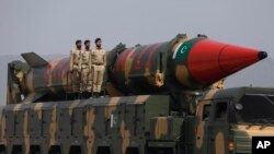 Балістична ракета пакистанського виробництва Shaheen-III, здатна нести ядерний заряд, на військовому параді в Ісламабаді, березень 2022 року
