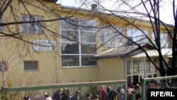 Деца во училишен двор 