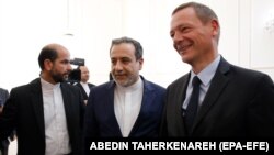امانوئل بون، فرستاده رئیسجمهوری فرانسه به تهران (راست) در کنار عباس عراقچی ؛ عکس از آرشیو