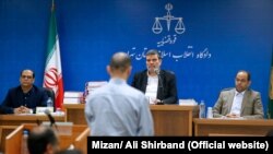 نمایی از جلسه محاکمه متهمان حمله به مجلس و آرامگاه آیت‌الله خمینی که اردیبهشت امسال برگزار شد.