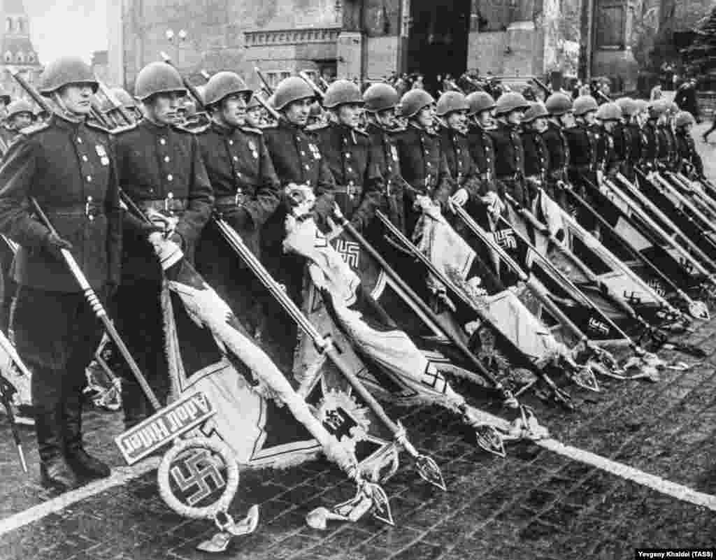 Stindarde naziste prezentate la un marș al victoriei în Piața Roșie de la Moscova. După paradă, stindardele au fost aruncate într-un morman în fața lui Iosif Stalin. Curînd după victoria Aliaților împotriva Germaniei naziste, paranoicul dictator sovietic a dezlănțuit propriul său antisemitism asupra populației sovietice.