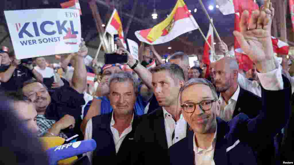 Az FPÖ-nek ez az első parlamenti győzelme a második világháború utáni Ausztriában. Kampányukat az illegális bevándorlásra és az ukrajnai háborúra fűzték fel