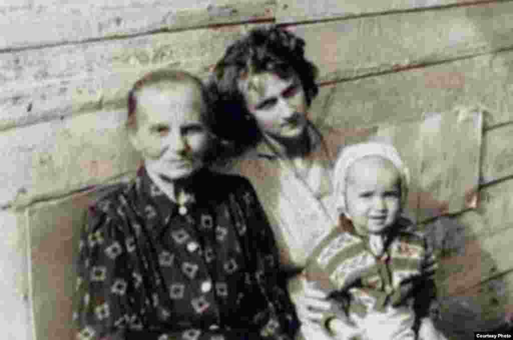 «Я з простай сям'і, і я жыў вельмі доўга гэтым жыцьцём, практычна ўсё сваё сьвядомае жыцьцё. Я жыў як шараговы нармальны чалавек, і ў мяне заўсёды захоўваецца гэтая сувязь», – прыгадвае Пуцін (інфармацыя з асабістага сайту прэзыдэнта Расеі).